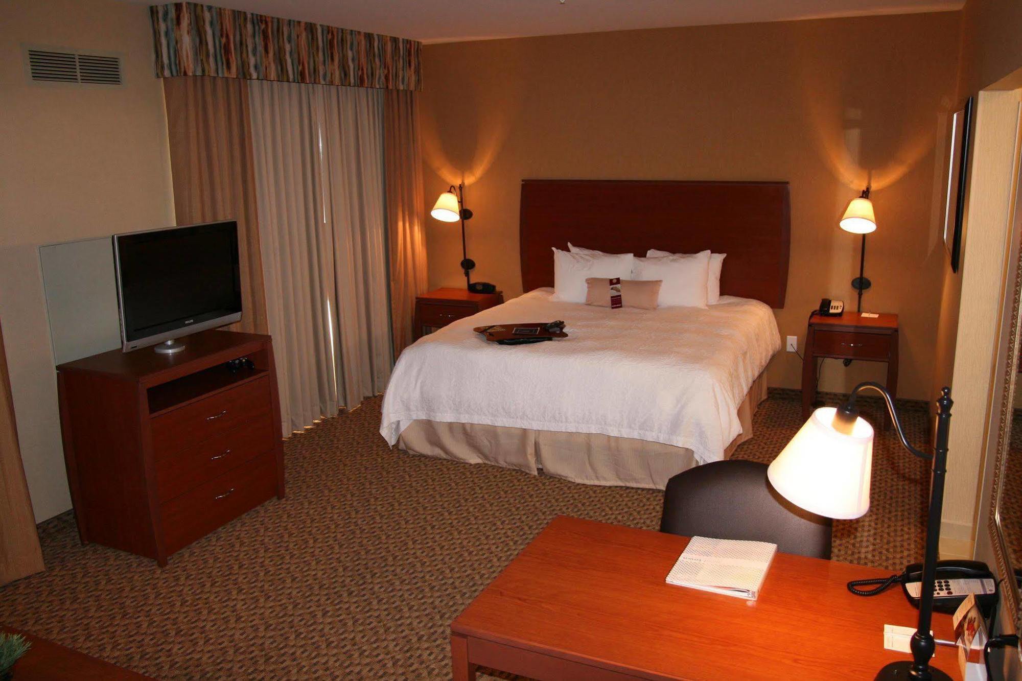 Hampton Inn And Suites Bakersfield North-Airport Room photo
